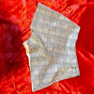 Hi! I am selling these shorts/skirt!